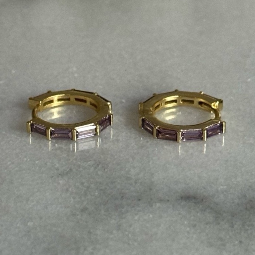 18k Gold Princess Purple Crystal Pave Hoop Earrings 

Brand New - Picture 3 of 5